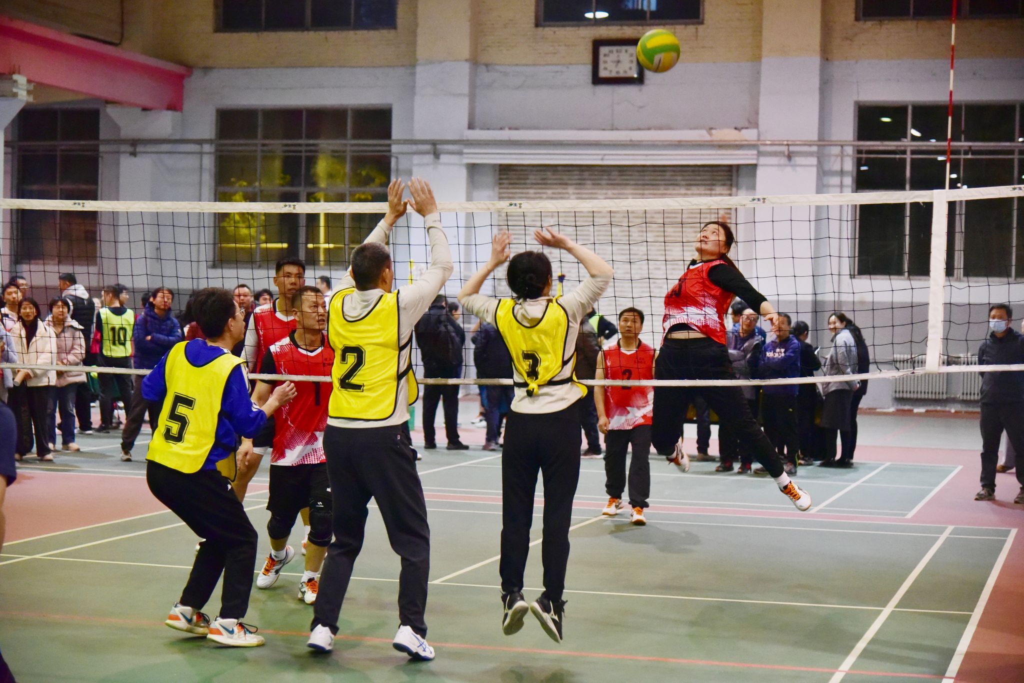 “气”场全开 “排”面精彩---我校成功举办2025年教职工气排球比赛